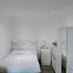 Budget-Friendly 4-Bedroom House In Swansea - Ideal For Travelers