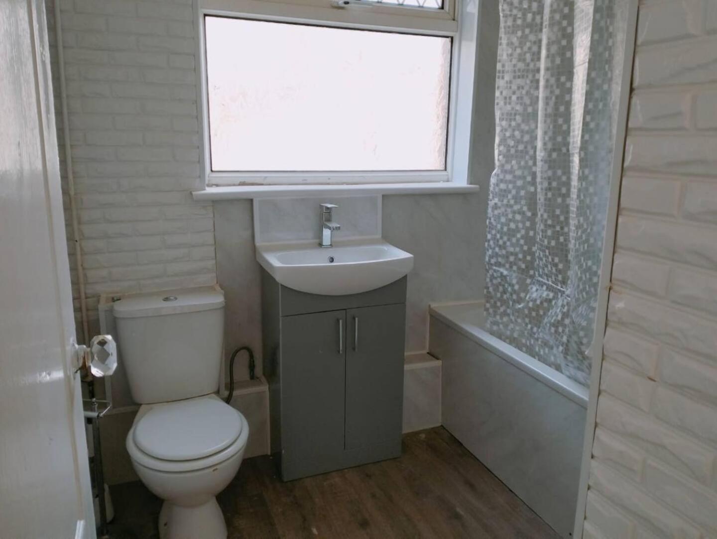 Homestay Budget-friendly 4-bedroom House In - Ideal For Travelers *